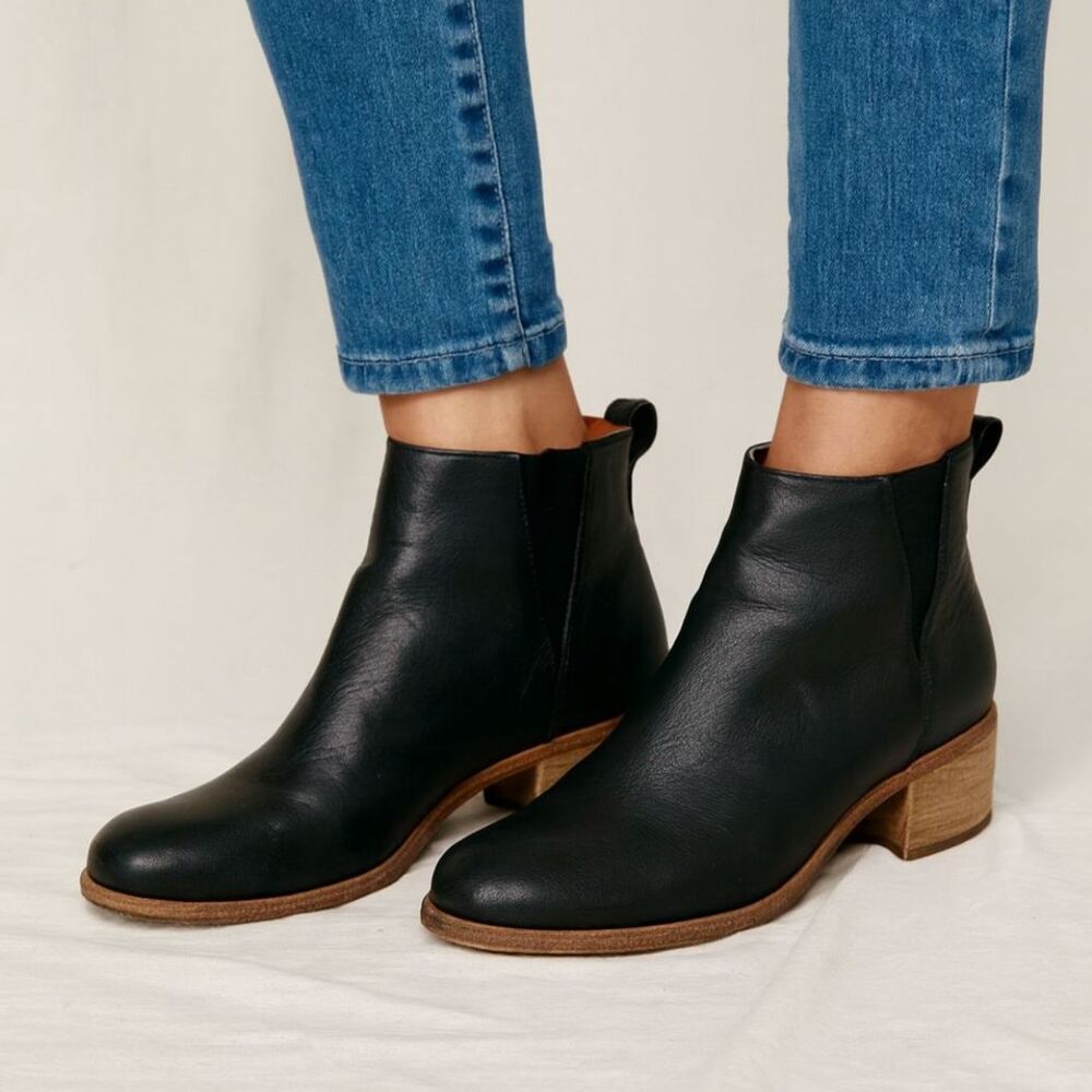 KORK-EASE Black Leather Pull On Boots Shoes  Women's Size 7.5